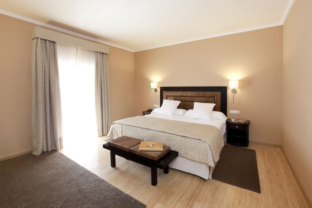 Hospes Palacio De Arenales & Spa Caces Zewnętrze zdjęcie A bedroom