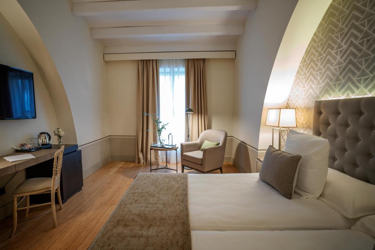 Hospes Palacio De Arenales & Spa Caces Zewnętrze zdjęcie A room at the hotel
