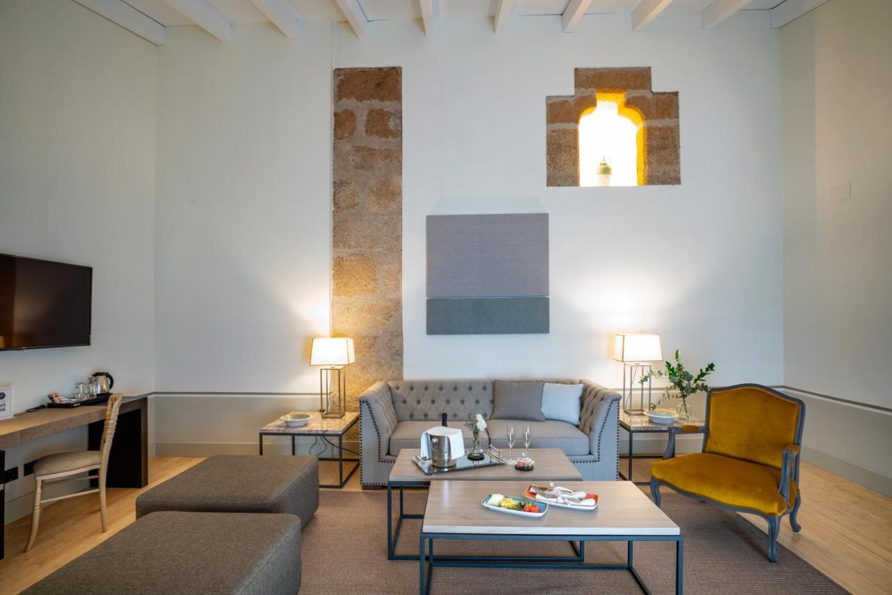 Hospes Palacio De Arenales & Spa Caces Zewnętrze zdjęcie A suite at the hotel