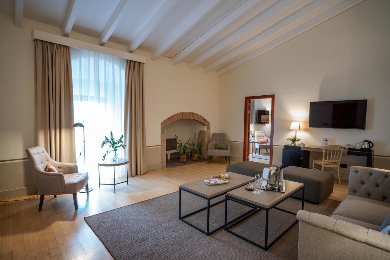 Hospes Palacio De Arenales & Spa Caces Zewnętrze zdjęcie A suite at Hotel 1872