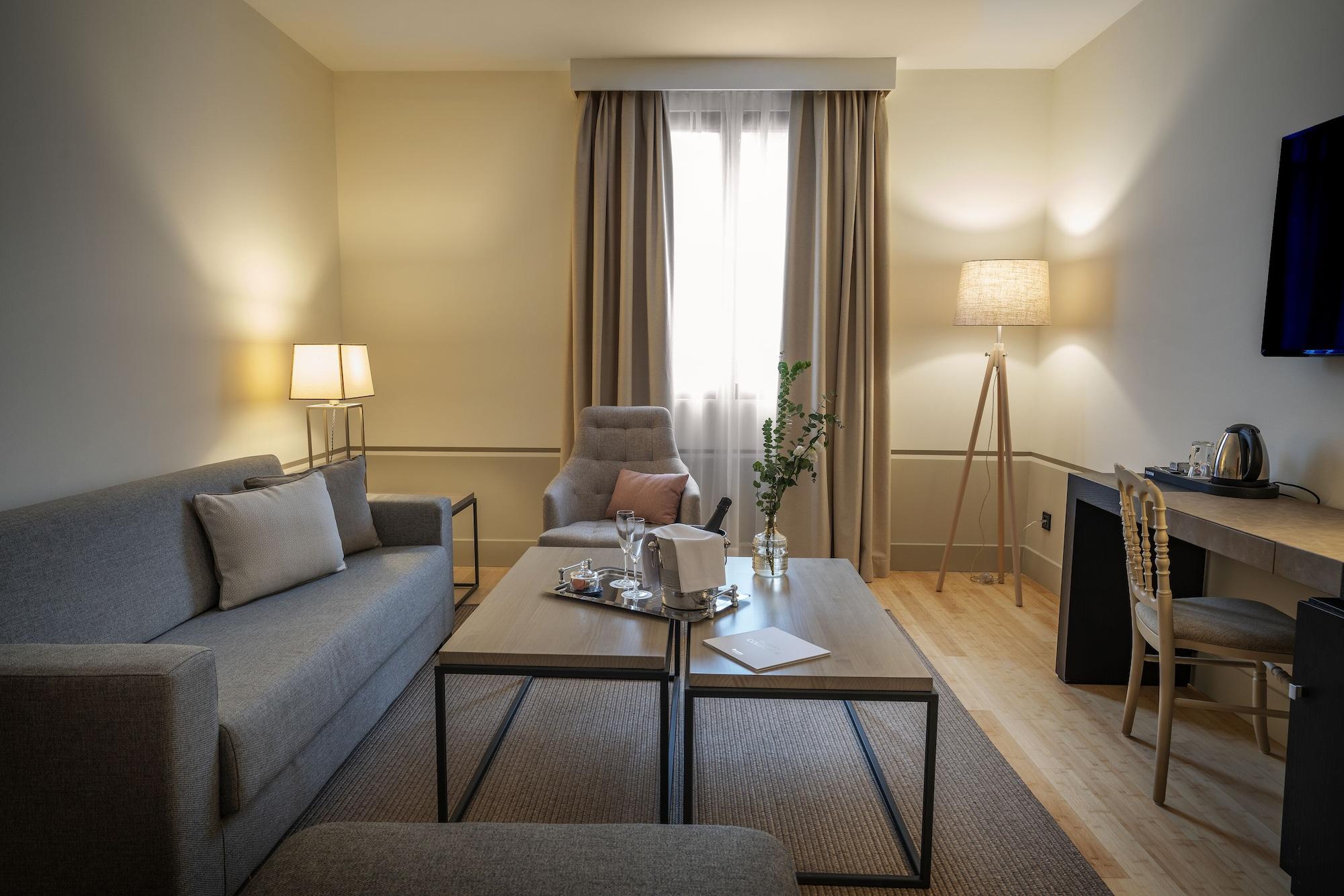 Hospes Palacio De Arenales & Spa Caces Zewnętrze zdjęcie A suite at the Hotel du Pont de l'Alma