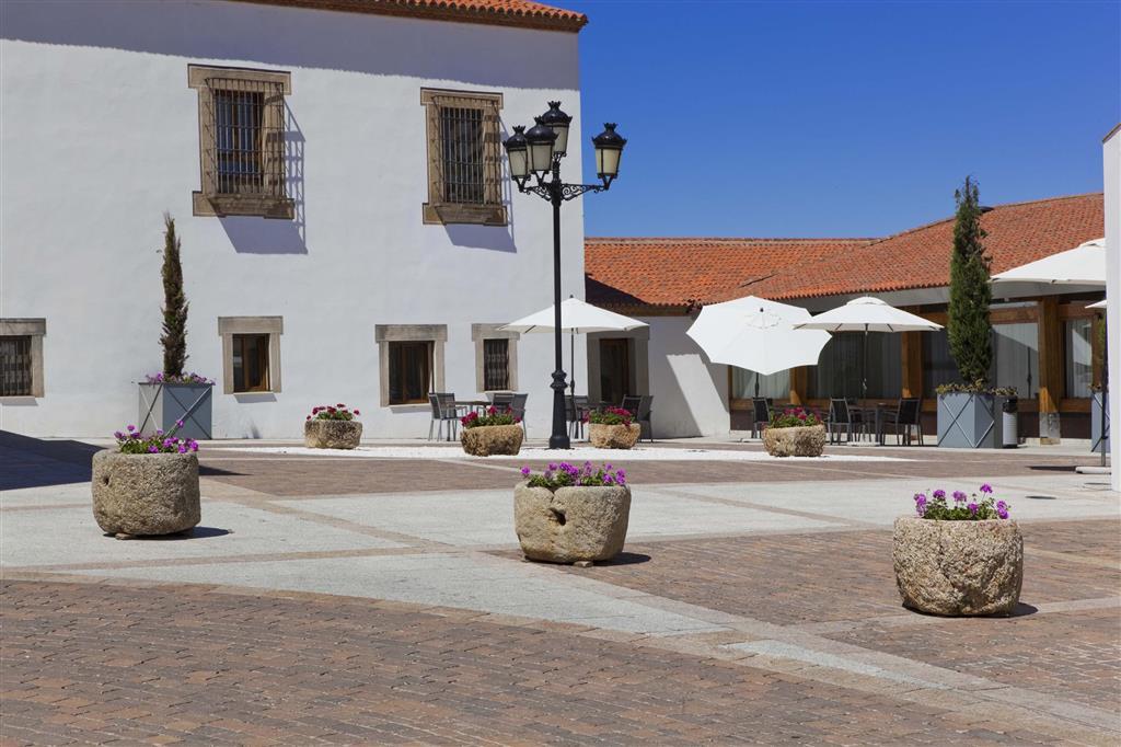 Hospes Palacio De Arenales & Spa Caces Zewnętrze zdjęcie The square in front of the Casa Diogo Cao