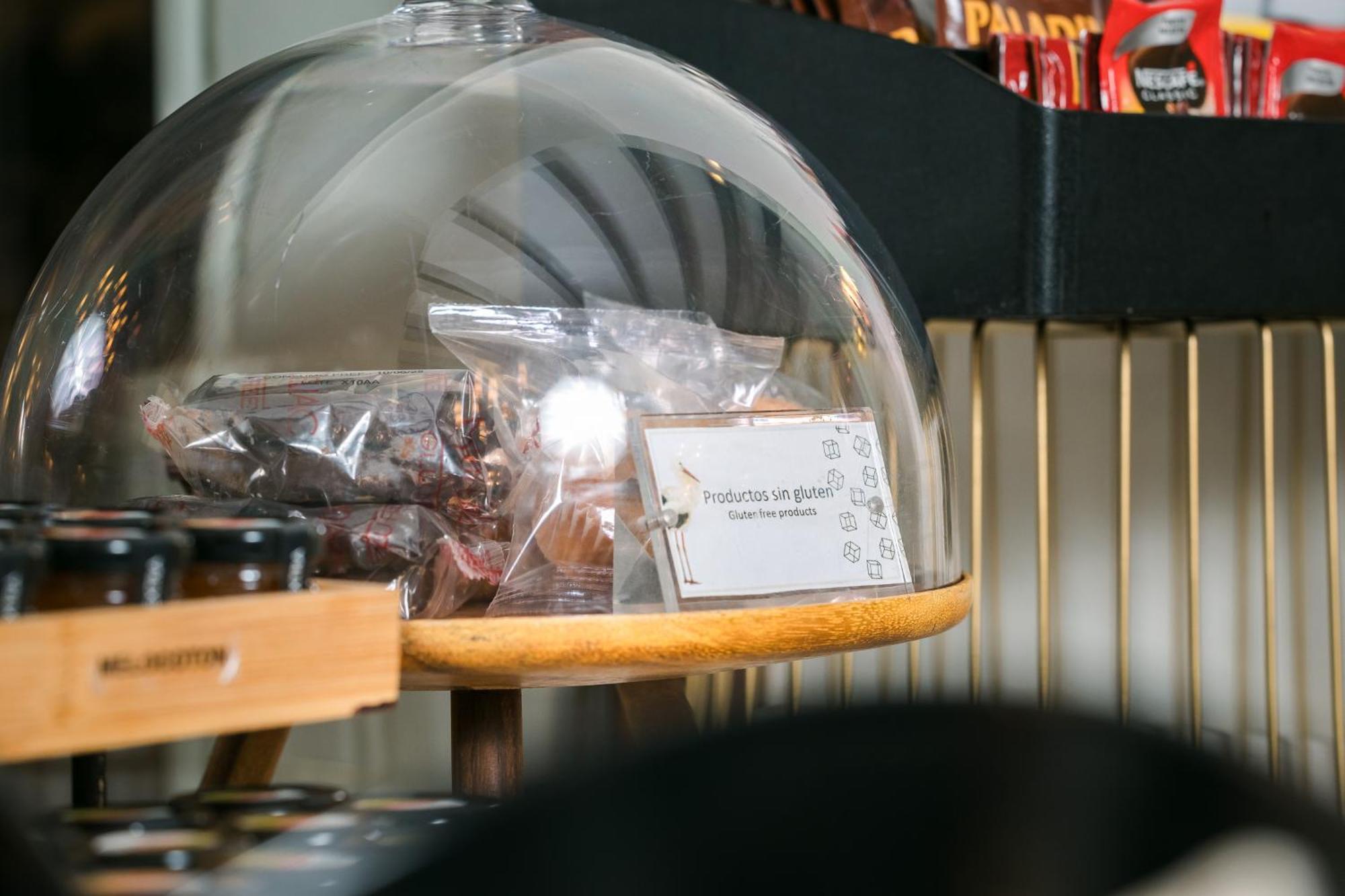 Hospes Palacio De Arenales & Spa Caces Zewnętrze zdjęcie A chocolate display at a coffee shop