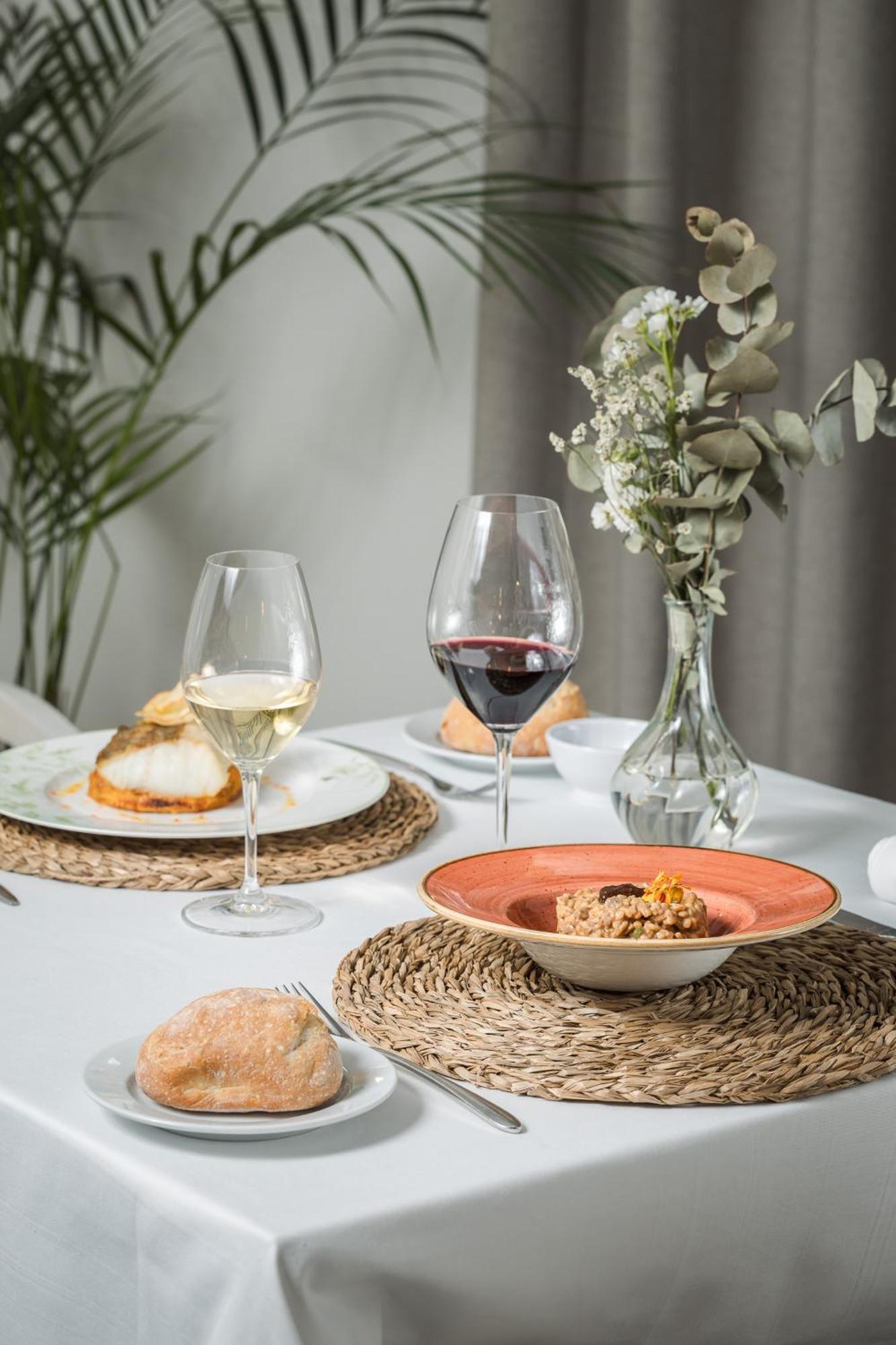 Hospes Palacio De Arenales & Spa Caces Zewnętrze zdjęcie Wine glasses