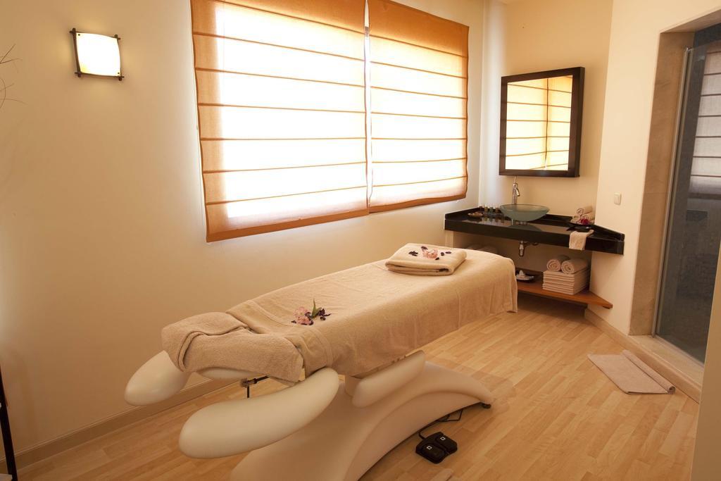 Hospes Palacio De Arenales & Spa Caces Zewnętrze zdjęcie A massage room at a spa