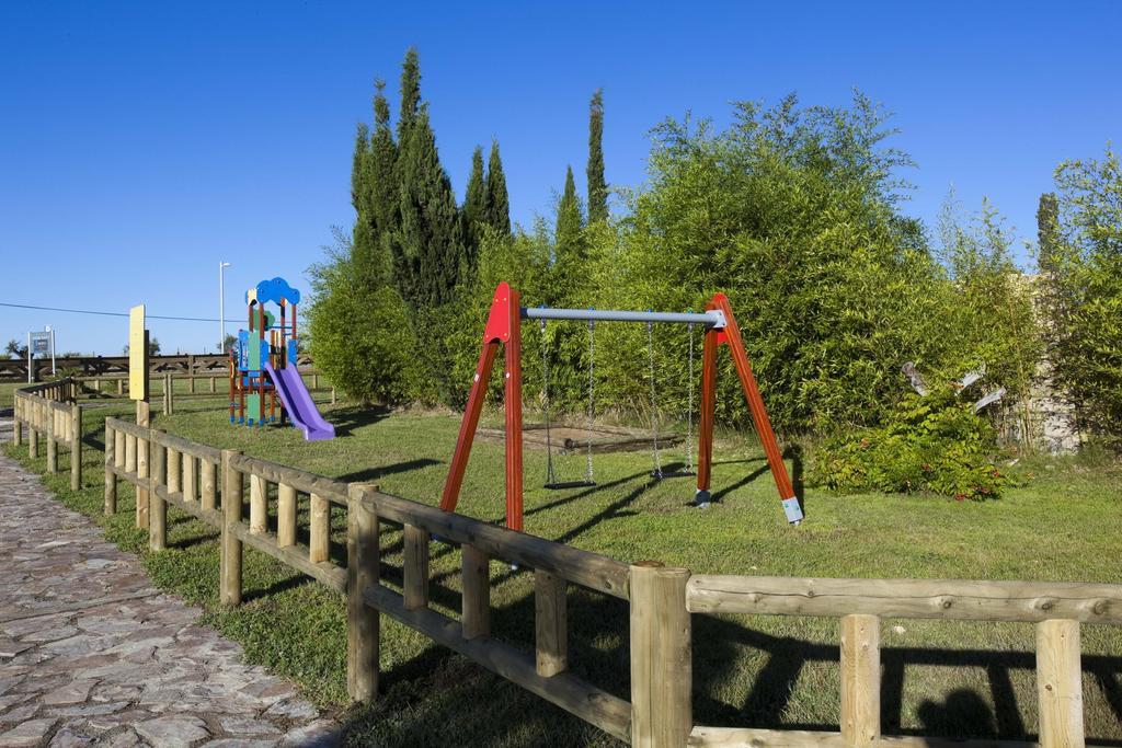 Hospes Palacio De Arenales & Spa Caces Zewnętrze zdjęcie Playground