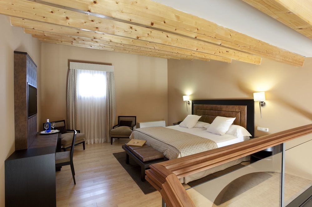 Hospes Palacio De Arenales & Spa Caces Zewnętrze zdjęcie A room at the hotel