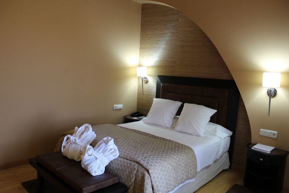 Hospes Palacio De Arenales & Spa Caces Zewnętrze zdjęcie A room at the hotel