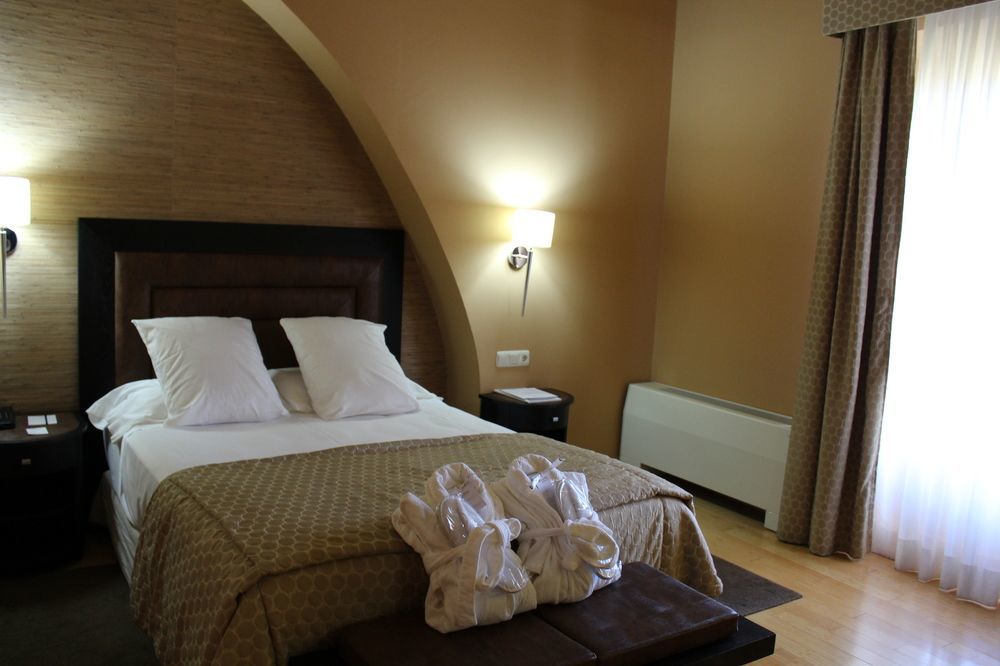 Hospes Palacio De Arenales & Spa Caces Zewnętrze zdjęcie A room at Hotel de las Letras