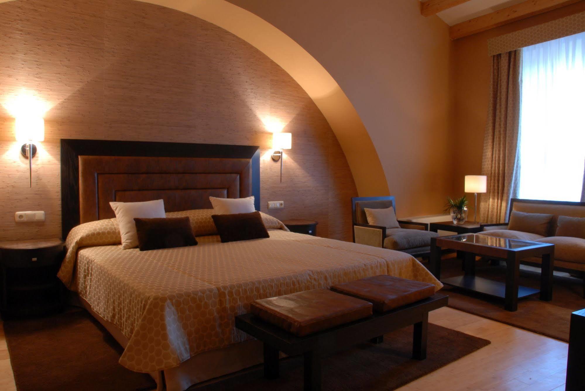 Hospes Palacio De Arenales & Spa Caces Pokój zdjęcie A room at the hotel